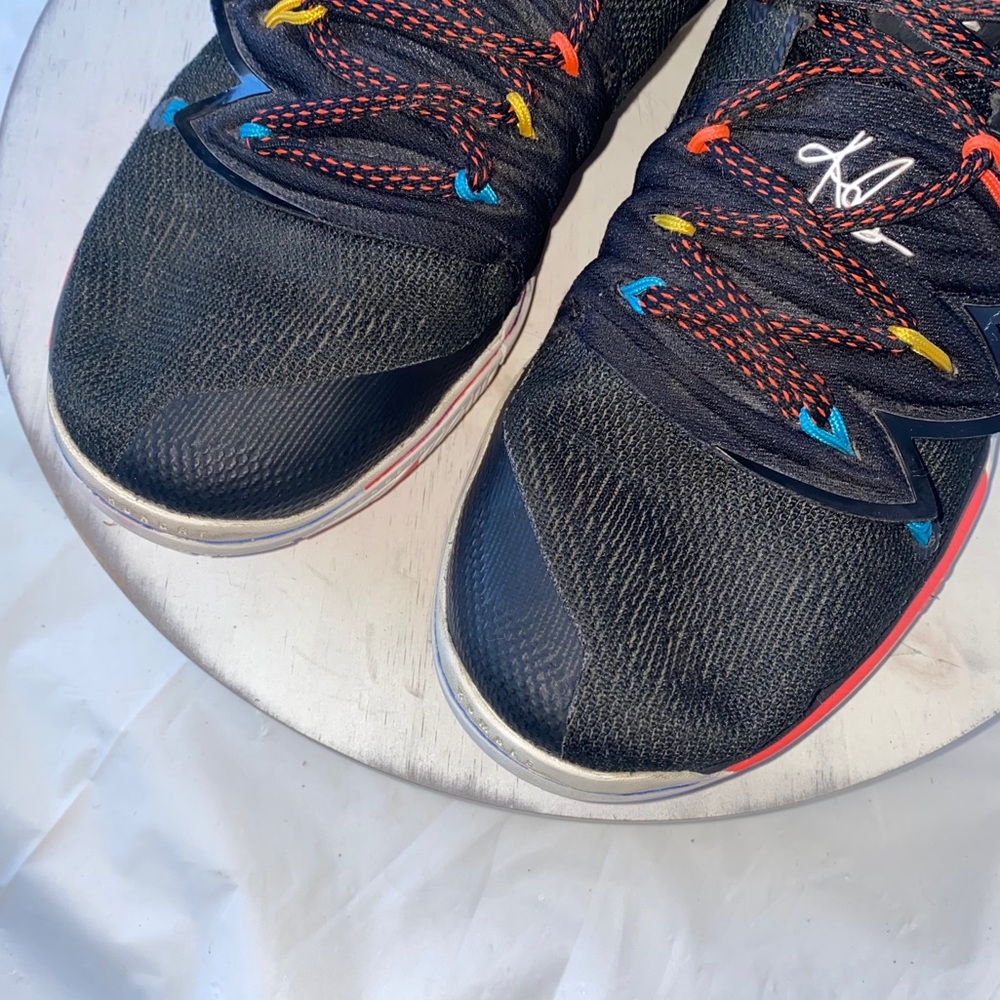 Nike Kyrie 5 Friends Special Edition GS 5Y - Picture 6 of 14